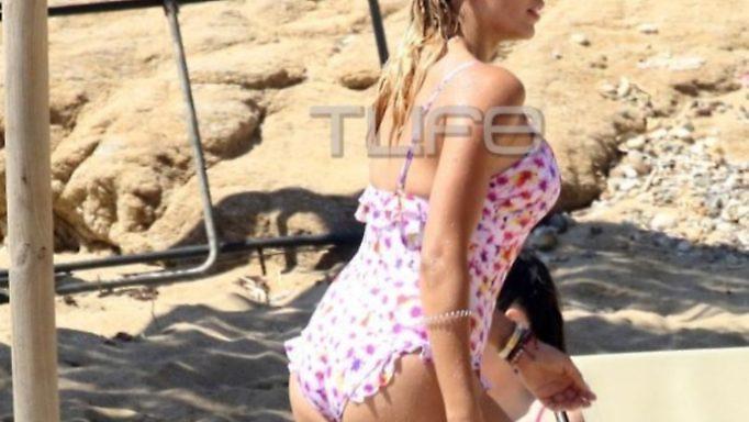 Κωνσταντίνα Σπυροπούλου: Σε παραλία της Μυκόνου χωρίς ρετούς