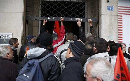 Ενταση στην πορεία των συμβασιούχων μπροστά στο υπουργείο Εσωτερικών