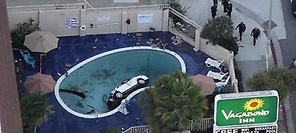 Απίστευτο ατύχημα στο Λος Αντζελες- Αμάξι έπεσε σε πισίνα που έπαιζαν παιδιά, 8 τραυματίες