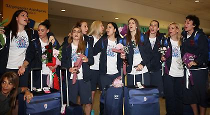 «Θερμή» υποδοχή για την Εθνική Γυναικών στο αεροδρόμιο! (pics/video)