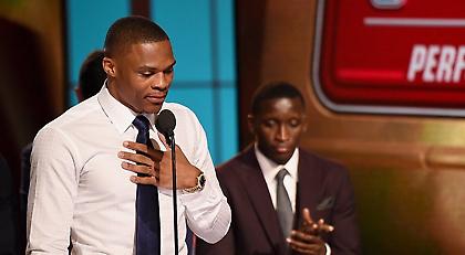 «Λύγισε» ο Γουέστμπρουκ στη βράβευσή του (video)