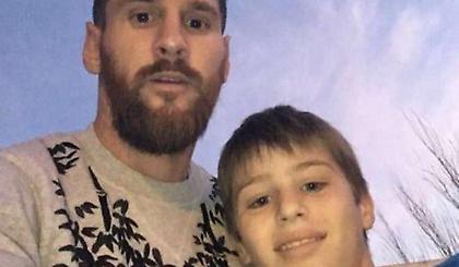 Επίμονος πιτσιρικάς περίμενε 6 ώρες για μια selfie με τον Μέσι (pic)
