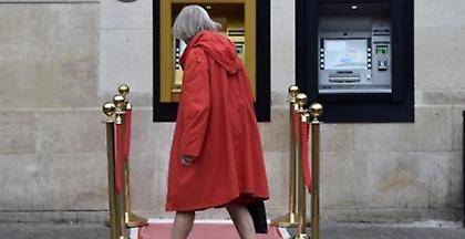 Το πρώτο ATM του κόσμου έγινε χρυσό για τον εορτασμό των 50 χρόνων του