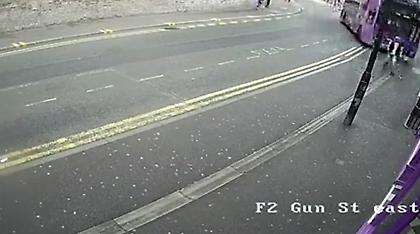 Άντρας παρασύρεται από λεωφορείο... και λίγο μετά σηκώνεται και μπαίνει σε μία παμπ (video)