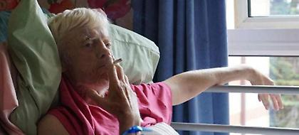 Ετοιμοθάνατος έφυγε από νοσοκομείο για να καπνίσει το τελευταίο τσιγάρο μαριχουάνας (pics)