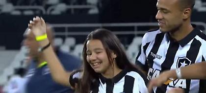 Αποθέωση από τους φιλάθλους για την τυφλή κόρη ποδοσφαιριστή της Μποταφόγκο (video)