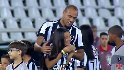 Ανατριχίλα: Παίκτης μπαίνει στο γήπεδο με την τυφλή κόρη του και ο κόσμος τους αποθεώνει (video)