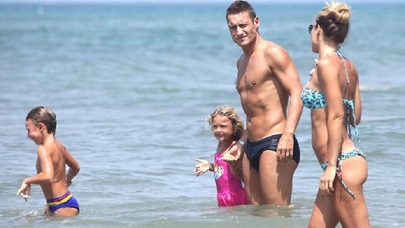 Φραντσέσκο Τότι : «Η Μύκονος τα σπάει!» (pic)