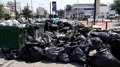 Ιατρικός Σύλλογος Πειραιά: Άμεσος κίνδυνος για τη δημόσια υγεία η συσσώρευση σκουπιδιών