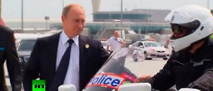 Δείτε την απίστευτη κίνηση του Πούτιν προς τους αστυνομικούς