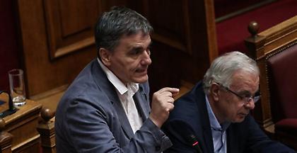 Άγρια κόντρα στην Βουλή για υπερταμείο και αμοιβές των στελεχών του