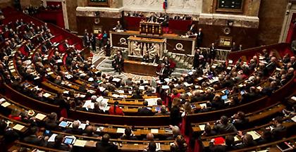 Πιο γυναικεία και ηλικιακά ανανεωμένη η γαλλική Βουλή