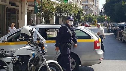 Με χειρουργικές μάσκες οι αστυνομικοί στην Πάτρα για τα σκουπίδια