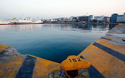 Πτώση ΙΧ στο λιμάνι του Πειραιά - Σώος ο οδηγός