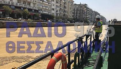 Άνιση μάχη για να καθαριστεί η «χλαπάτσα»-τέρας που έχει καλύψει τον Θερμαϊκό