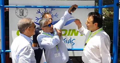 Ο Πατούλης κάνει... ντους σε «έξυπνη στάση» λεωφορείων στα Τρίκαλα (pics/video)