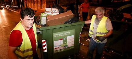 Τα απορριμματοφόρα στους δρόμους -Μαζεύουν τους χιλιάδες τόνους σκουπιδιών (pics)