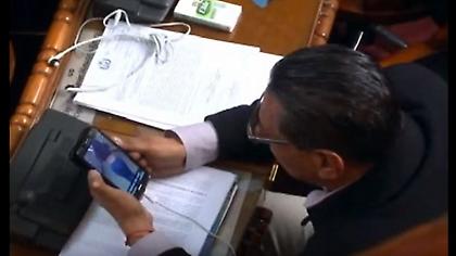 Bουλευτής αντί για τη σύζητηση στο κοινοβούλιο κοιτούσε οπίσθια στο κινητό του (video)