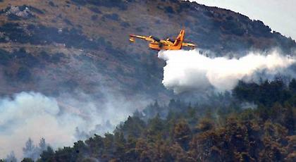 Μάχη με τις φλόγες στη Λέσβο - Πυρκαγιά απειλεί ακόμα και σπίτια κοντά στο αεροδρόμιο (video)