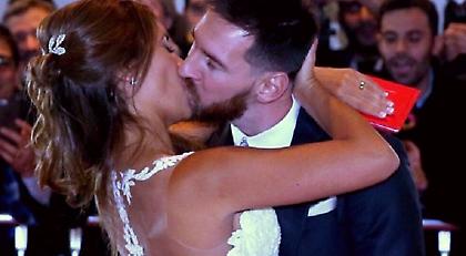 Ο ξέφρενος χορός και το περίεργο φιλί του Μέσι με την Αντονέλα (video)