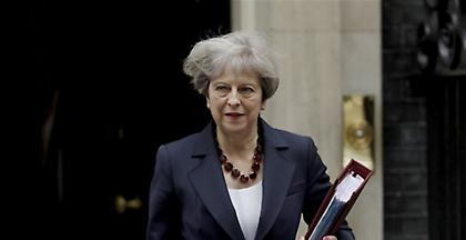Telegraph: Η Μέι θέλει να δείξει ότι διαπραγματεύεται σκληρά για το Brexit