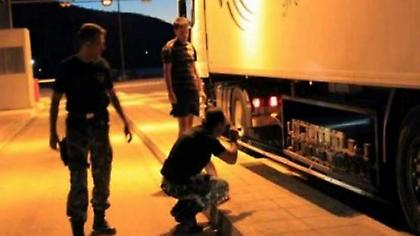 Σοβαρά τραυματισμένος Αλγερινός, κρύφτηκε κάτω από νταλίκα