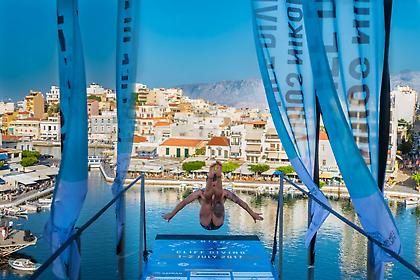 Οι εντυπωσιακές βουτιές από το «Cliff Diving Agios Nikolaos» θα σου κόψουν την ανάσα! (pics/video)