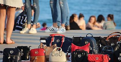 Κόμβος απομιμήσεων και «μαϊμούδων» η Ελλάδα