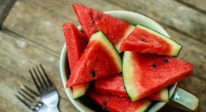 Το πιο έξυπνο κόλπο για να βγάλεις τα κουκούτσια από το καρπούζι