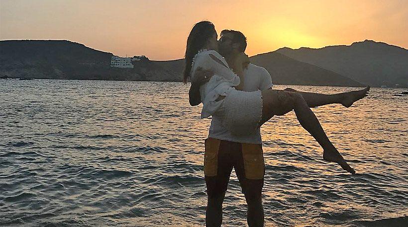 Η Alessandra Ambrosio απολαμβάνει τον έρωτά της στο ηλιοβασίλεμα της Μυκόνου