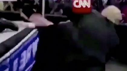 Νέο αδιανόητο tweet του Τραμπ: Πόσταρε βίντεο που τον δείχνει να... δέρνει το CNN