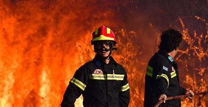 Εκκενώθηκε χωριό στη Μάνη καθώς οι φλόγες γλύφουν τα σπίτια