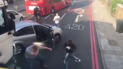 Άγριο ξύλο οδηγών στη μέση του δρόμου (video)