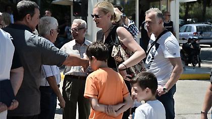 Τσακνής σε Μακρή στα αποκαλυπτήρια του μνημείου της ΕΡΤ: Σκάσε επιτέλους! (video)