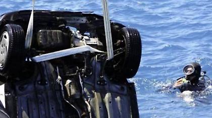 Κερατσίνι: ΙΧ έπεσε στη θάλασσα - Ανασύρθηκε χωρίς τις αισθήσεις του ο οδηγός