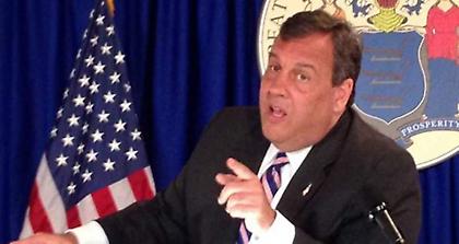 ΗΠΑ: Κυβερνήτης κάνει ηλιοθεραπεία σε παραλία που έκλεισε για το κοινό!