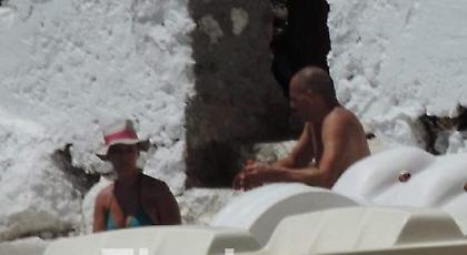 Βαρουφάκης και Δανάη μαυρίζουν στην Κρήτη (pics)