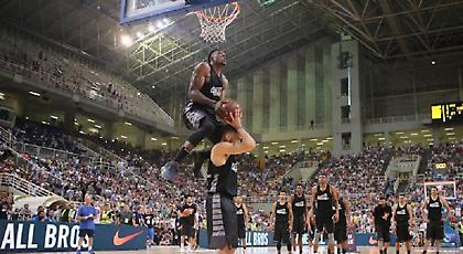 Antetokounbros: WeAreAll… Dunkers! (pics/video)