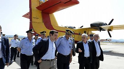Στη βάση πυροσβεστικών αεροπλάνων στην Ελευσίνα ο Αλέξης Τσίπρας