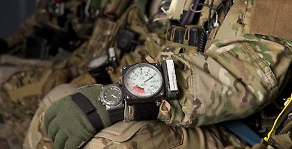 BINTEO: Άνδρες των ειδικών δυνάμεων εκτελούν εντυπωσιακή ελεύθερη πτώση