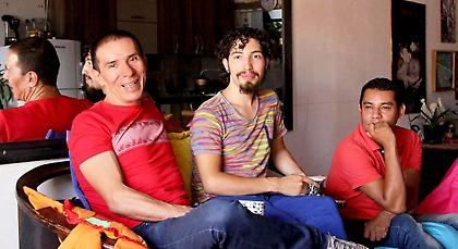 Ο πρώτος ομόφυλος γάμος μεταξύ τριών