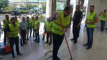 Οι αστυνομικοί στη ΓΑΔΑ σκουπίζουν & ξεσκονίζουν!