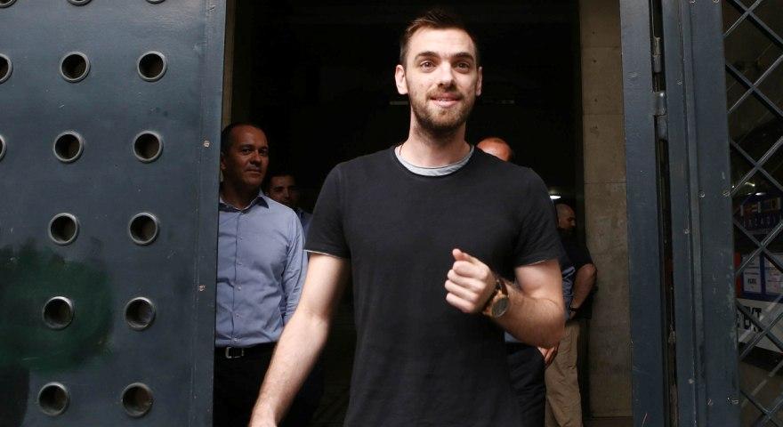 Ο Βαγγέλης Μάντζαρης μιλά για την ανανέωση συμβολαίου με τον Ολυμπιακό! (video)