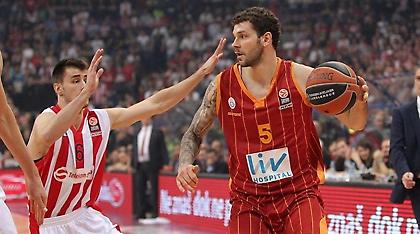 Κοντά σε Μίτσοβ η Αρμάνι, φεύγει ο Χίκμαν