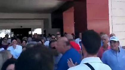 Ενταση στην Πάτρα - Αποδοκιμάστηκε γραμματέας του υπ. Υγείας (video)