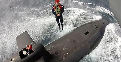 Ο Μακρόν ντύθηκε κομμάντο και κατέβηκε σε υποβρύχιο