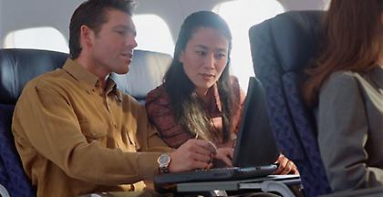 Επιστρέφουν τα λάπτοπ στις πτήσεις των Qatar Airways προς ΗΠΑ