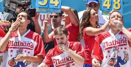 Πάντα άξιος... Έφαγε 72 hot dog σε 10 λεπτά