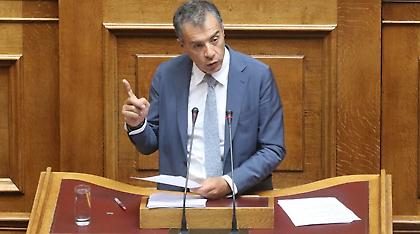 Θεοδωράκης για Καμμένο: Δεν μπορεί ένας υπουργός της κυβέρνησης να καθοδηγεί έναν ισοβίτη