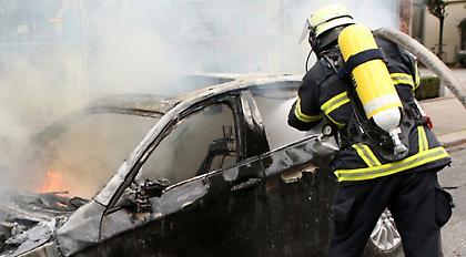 «Εμπόλεμη ζώνη» το Αμβούργο – Ταραξίες πυρπόλησαν δεκάδες αυτοκίνητα (pics)